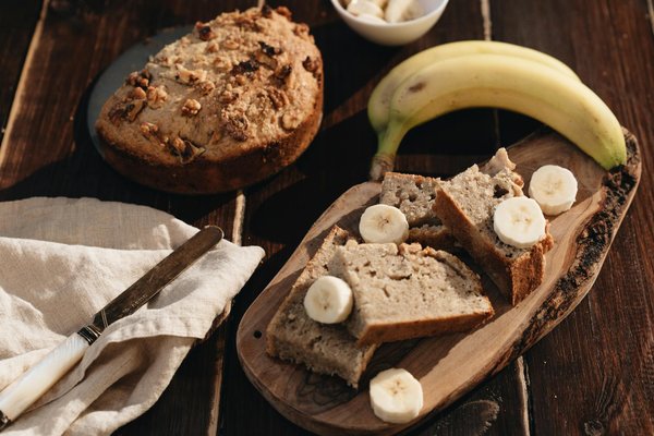 What's the Key to Making a Fluffy and Moist Banana Bread with Walnuts?