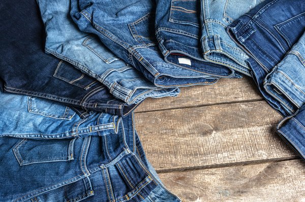 How to Select the Ideal Pair of High-Waisted Jeans for a Curvy Figure?